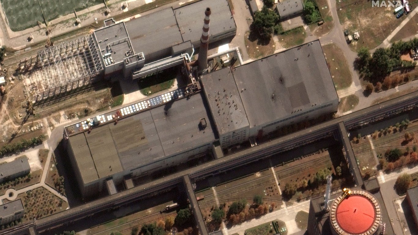 Спутник зафиксировал пробоины на крыше ЗАЭС, — CNN (фото)