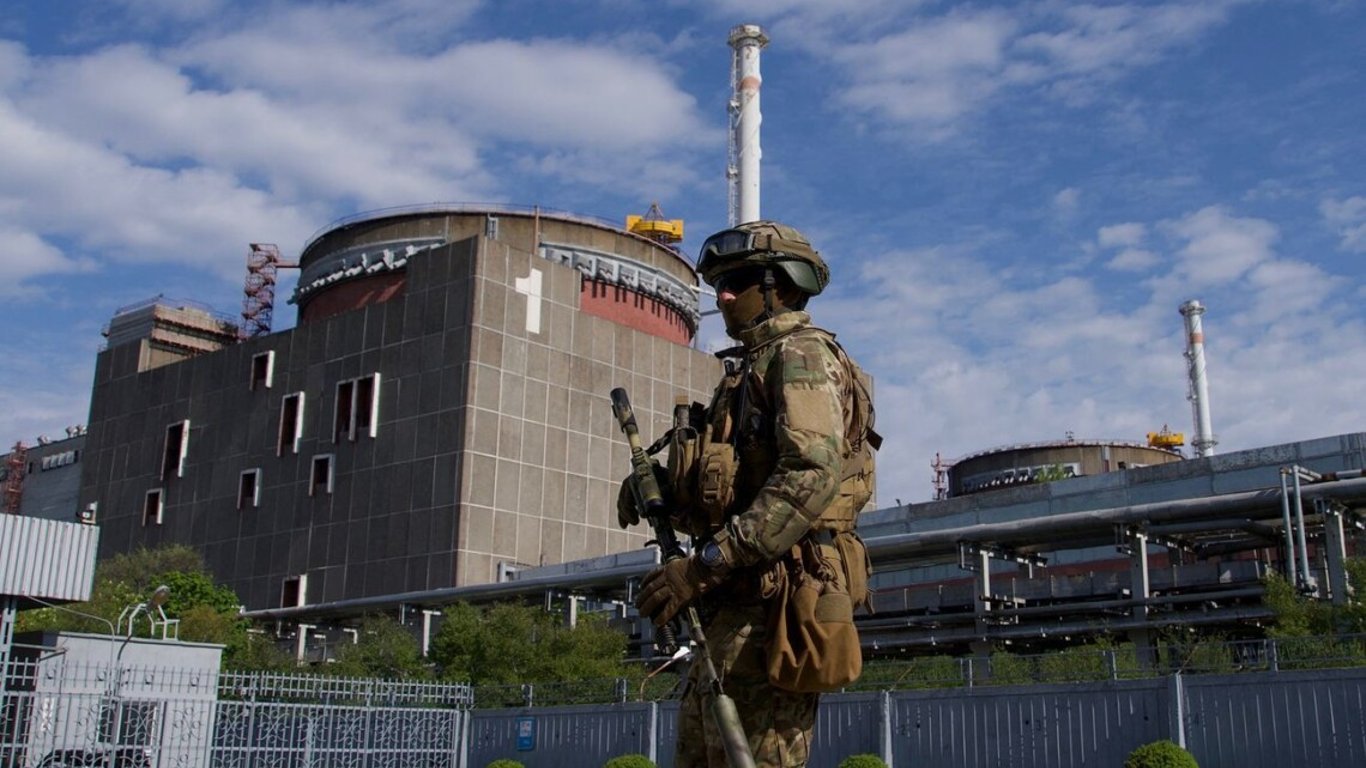 Российские пропагандисты засветили военную технику рф на Запорожской АЭС (видео)