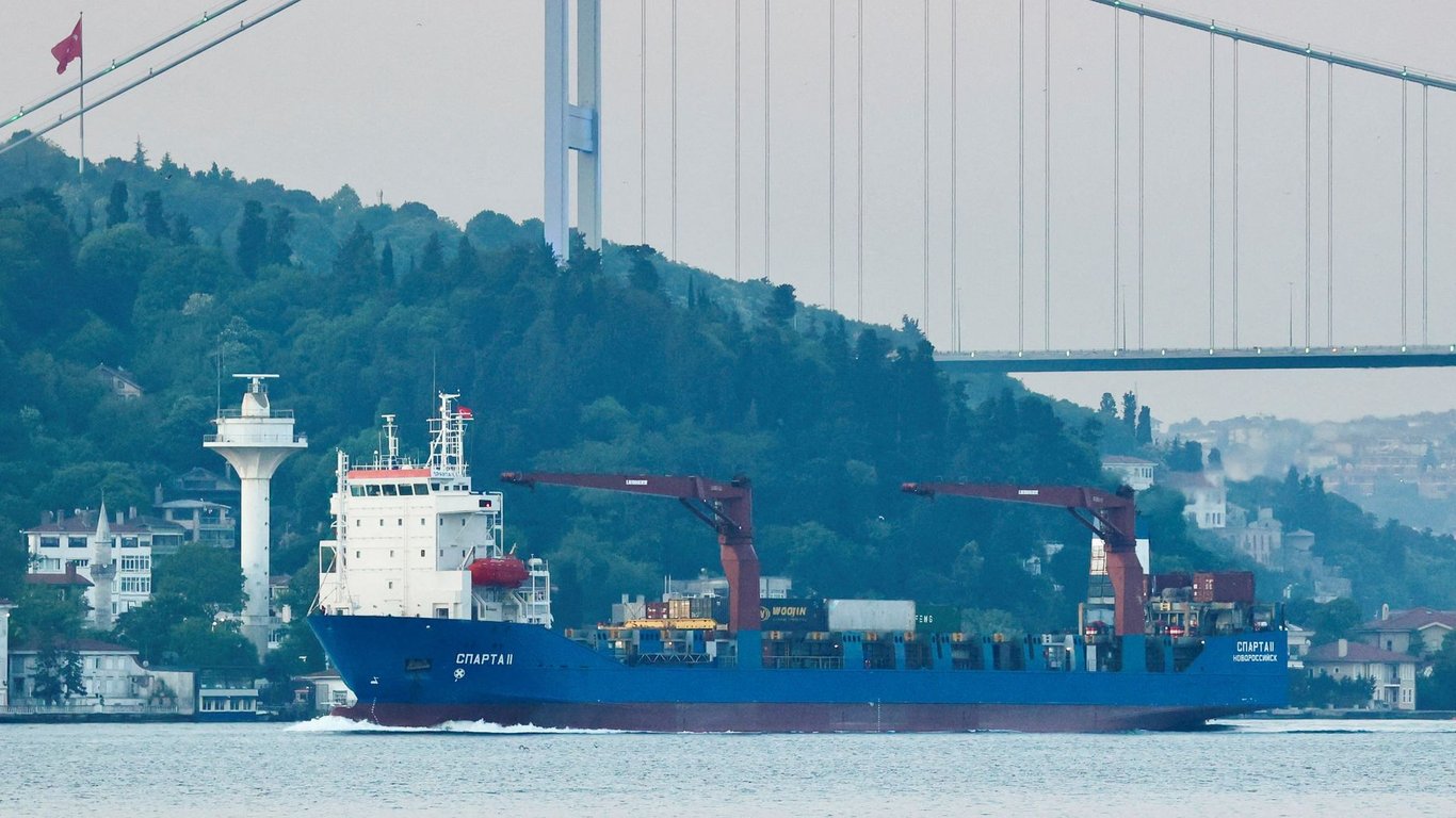 Росія перевозить зброю на кораблях: Київ закликає Анкару закрити Босфор