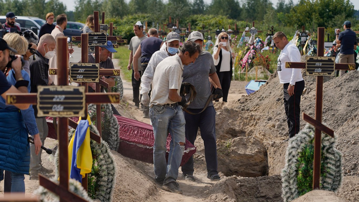 У Бучі провели масове поховання: скільки людей загинули під час окупації