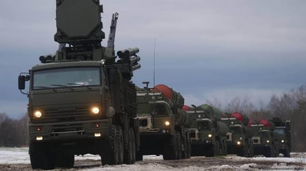 У Білорусі стягують військову техніку до кордону з Україною: які види озброєння помітили - 285x160