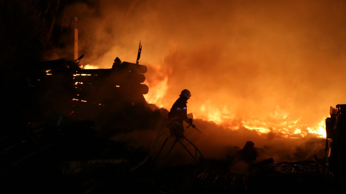 Как в Харькове гасили масштабный пожар от ракетного удара россии (видео)