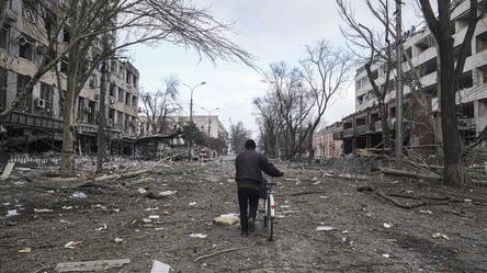 У Маріуполі під завалами багатоповерхівок досі лежать останки людей (відео) - 285x160