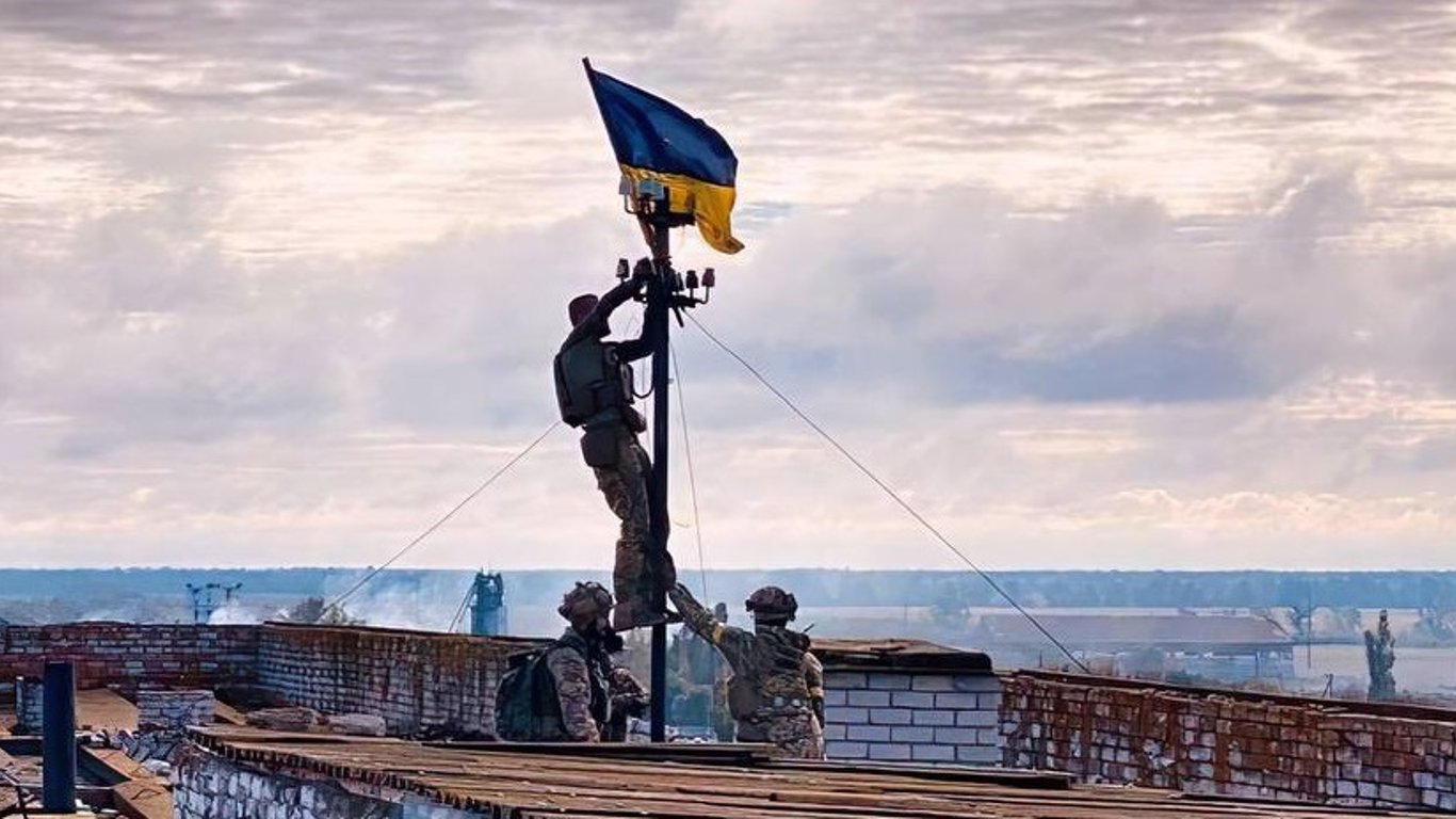 Бойцы ВСУ подняли украинский флаг в Высокополье Херсонской области (фото)