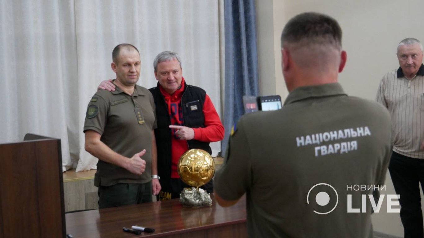 Большой футбол в воинской части: известные футболисты и тренеры приехали в гости в Нацгвардию в Одессе