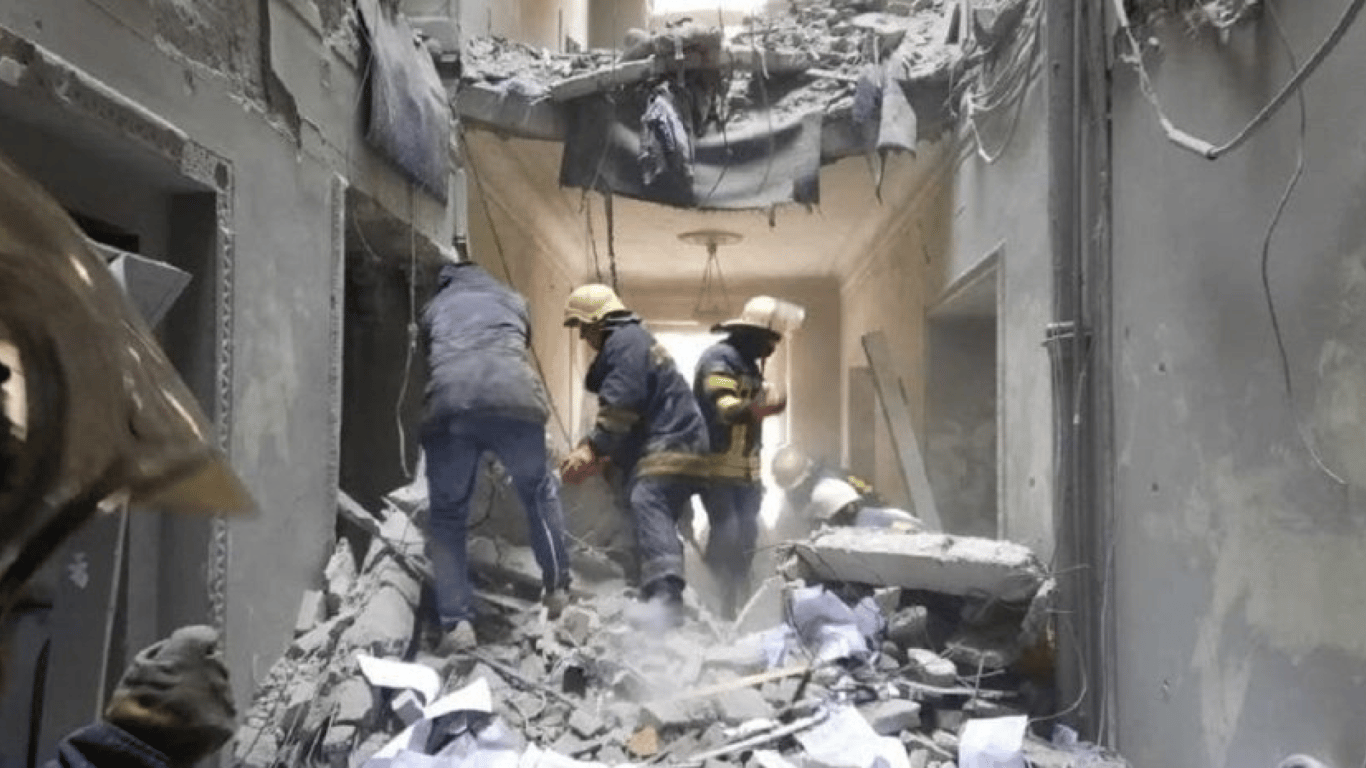 Россияне нанесли ракетный удар по Харькову: разрушены кафе, магазин и автомойка