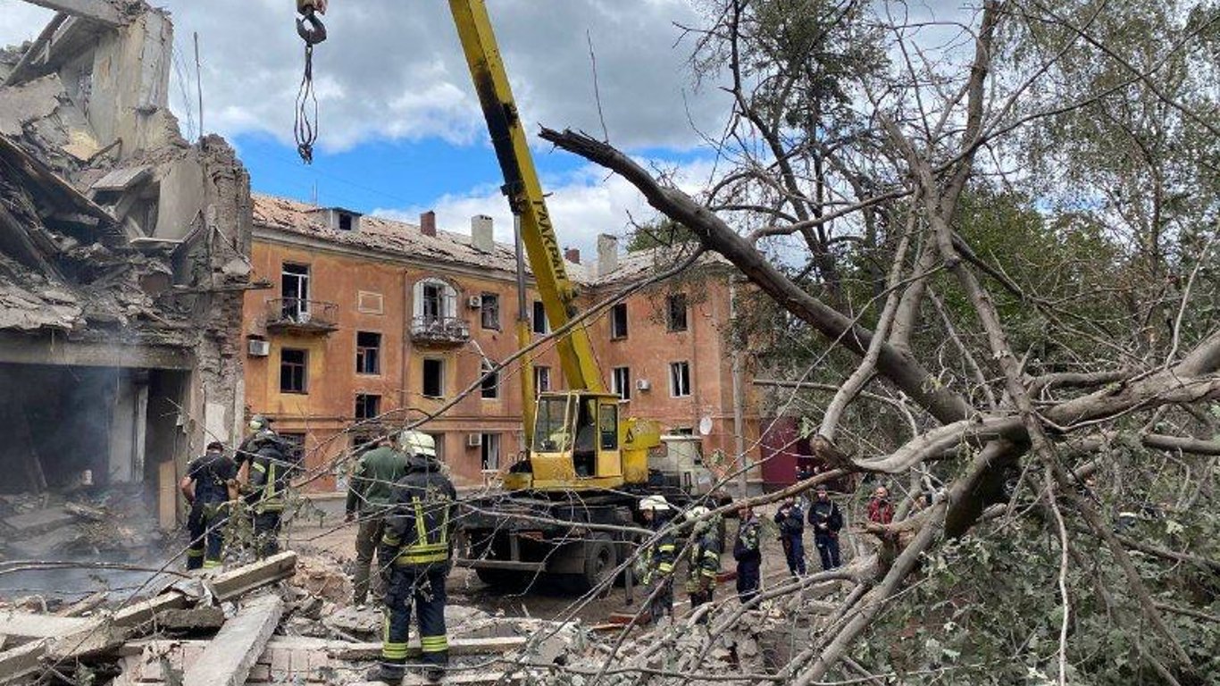 Обстрел Славянска: количество найденных под завалами дома погибших увеличилось