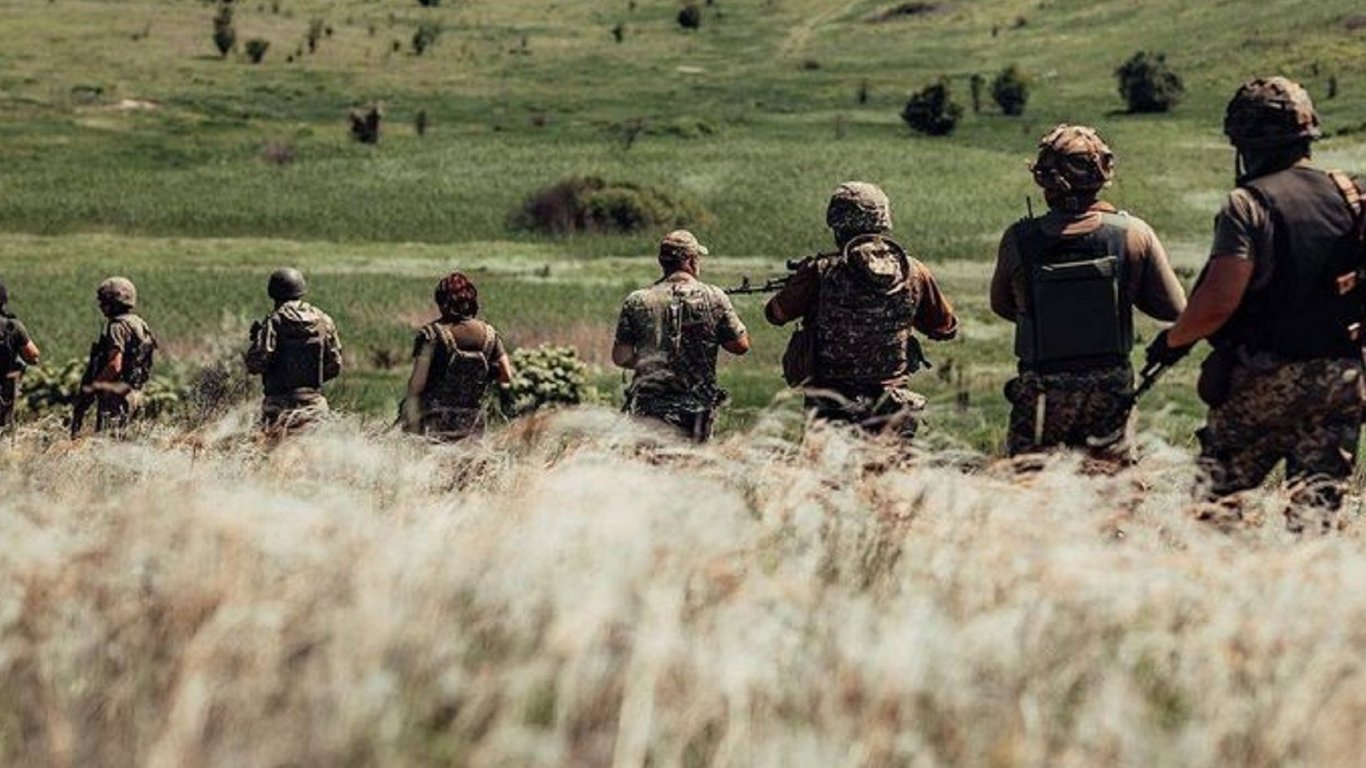 ВСУ уничтожили баржу с солдатами россии и боевой техникой в Херсонской области
