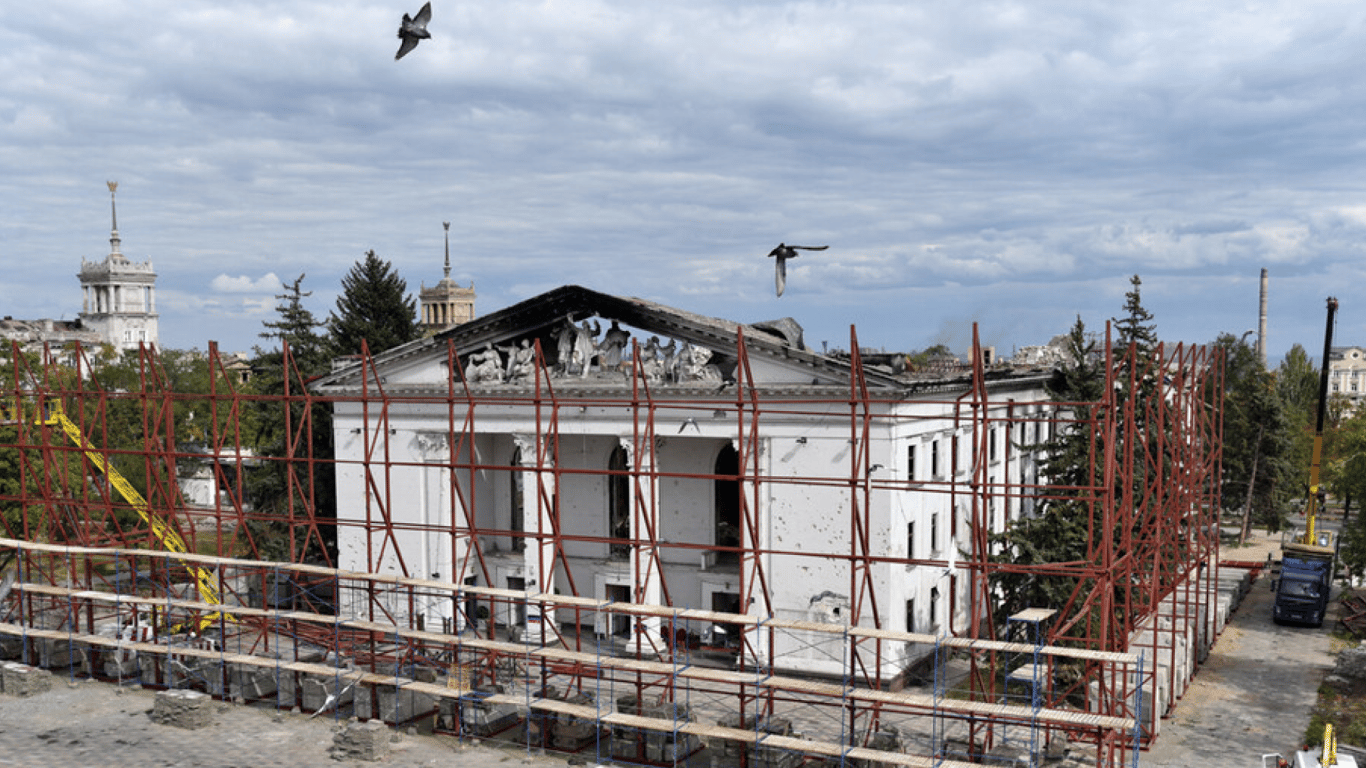 Окупанти закриють металевими пластинами знищений Драмтеатр в Маріуполі