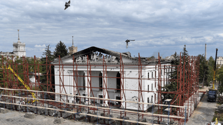Окупанти закриють металевими пластинами знищений Драмтеатр в Маріуполі - 285x160