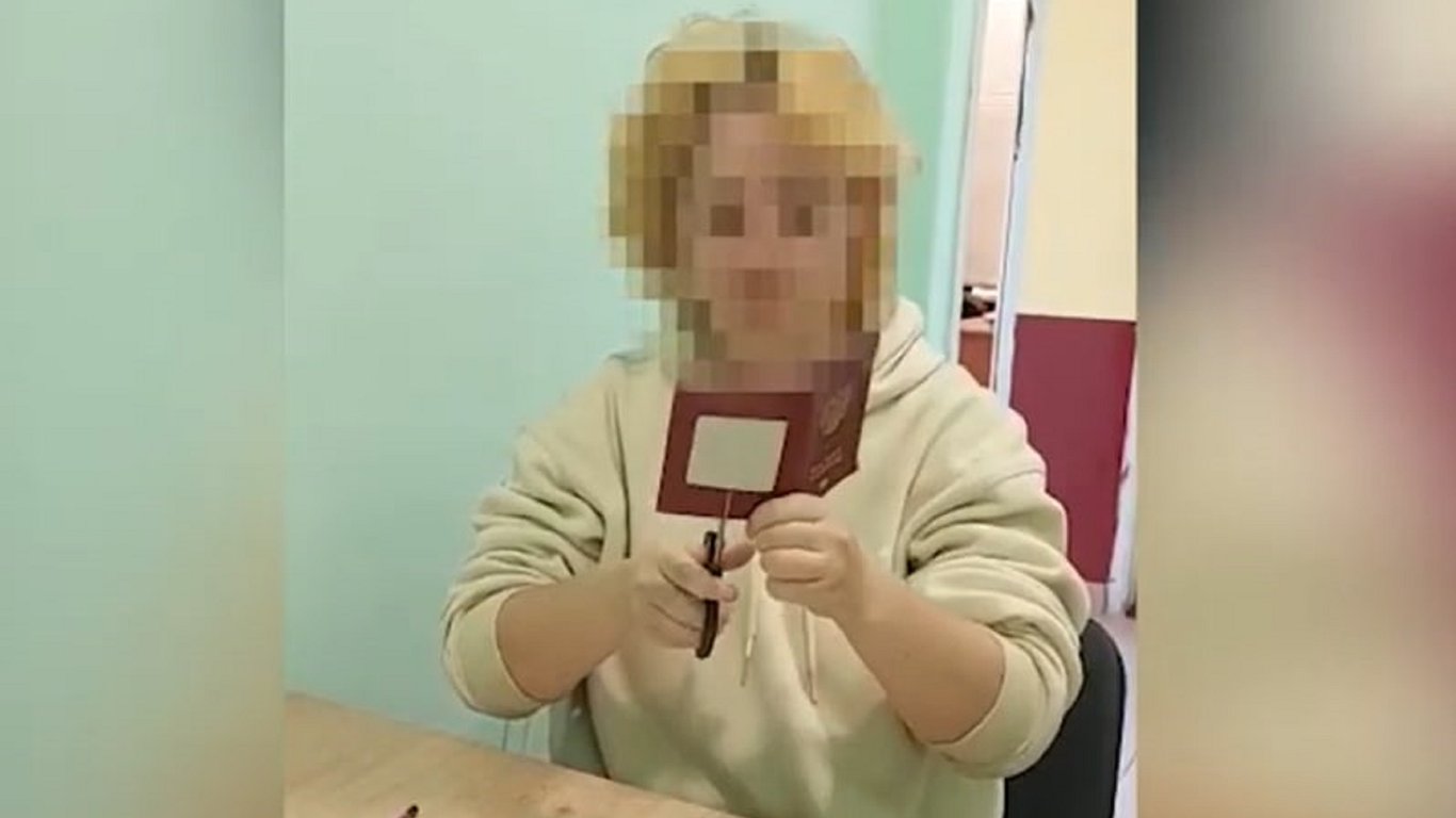 Кримчанка на українському кордоні порвала російський паспорт