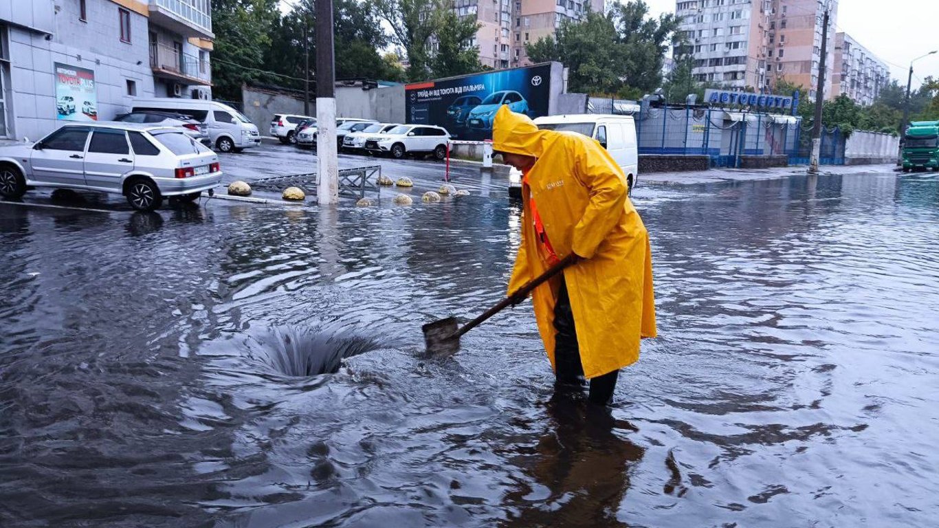 За ночь в Одессе сильный дождь подтопил несколько улиц