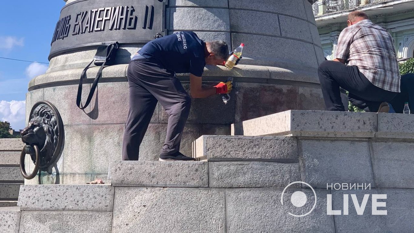 В Одессе смыли с памятника Основателям города надпись "Екатерина равно путин"