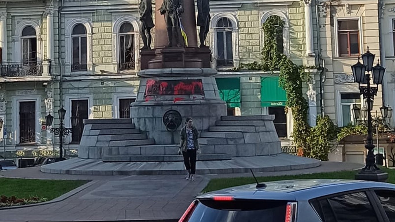 В Одессе памятник Екатерине II снова раскрасили