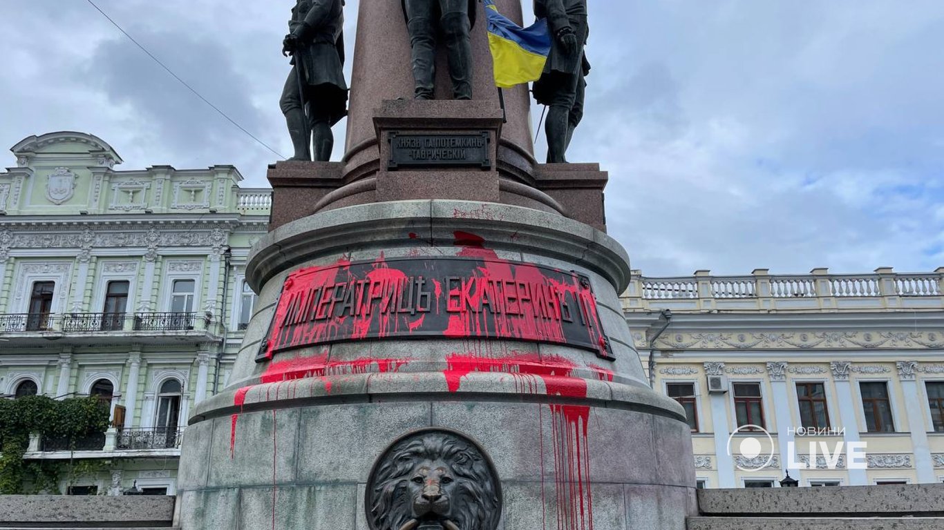 Пам'ятник Катерині ІІ розфарбували червоною фарбою вже втретє