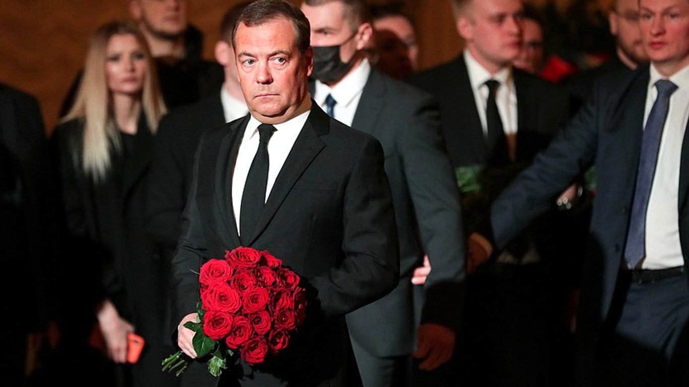 Медведев не удержался и назвал гарантии для Украины "прологом к третьей мировой"