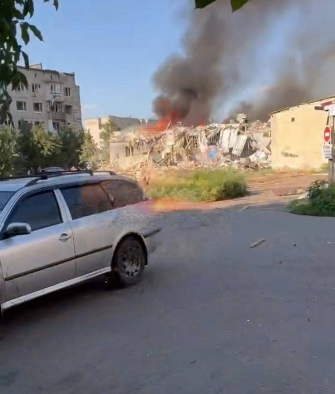 Рятувальники та медики працюють на місці удару по Добропіллю, є загиблі та поранені