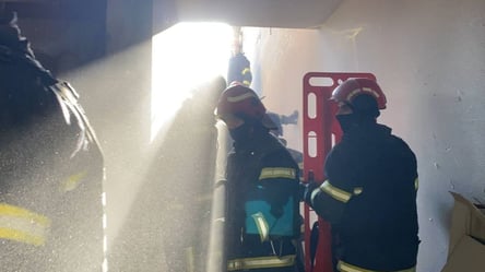 Окупанти вдарили по багатоповерхівці у Бахмуті: під завалами шукають людей - 285x160