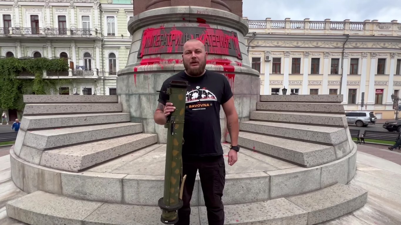 Одесский активист с гранатометом в руках призвал власти снести памятник Екатерине II