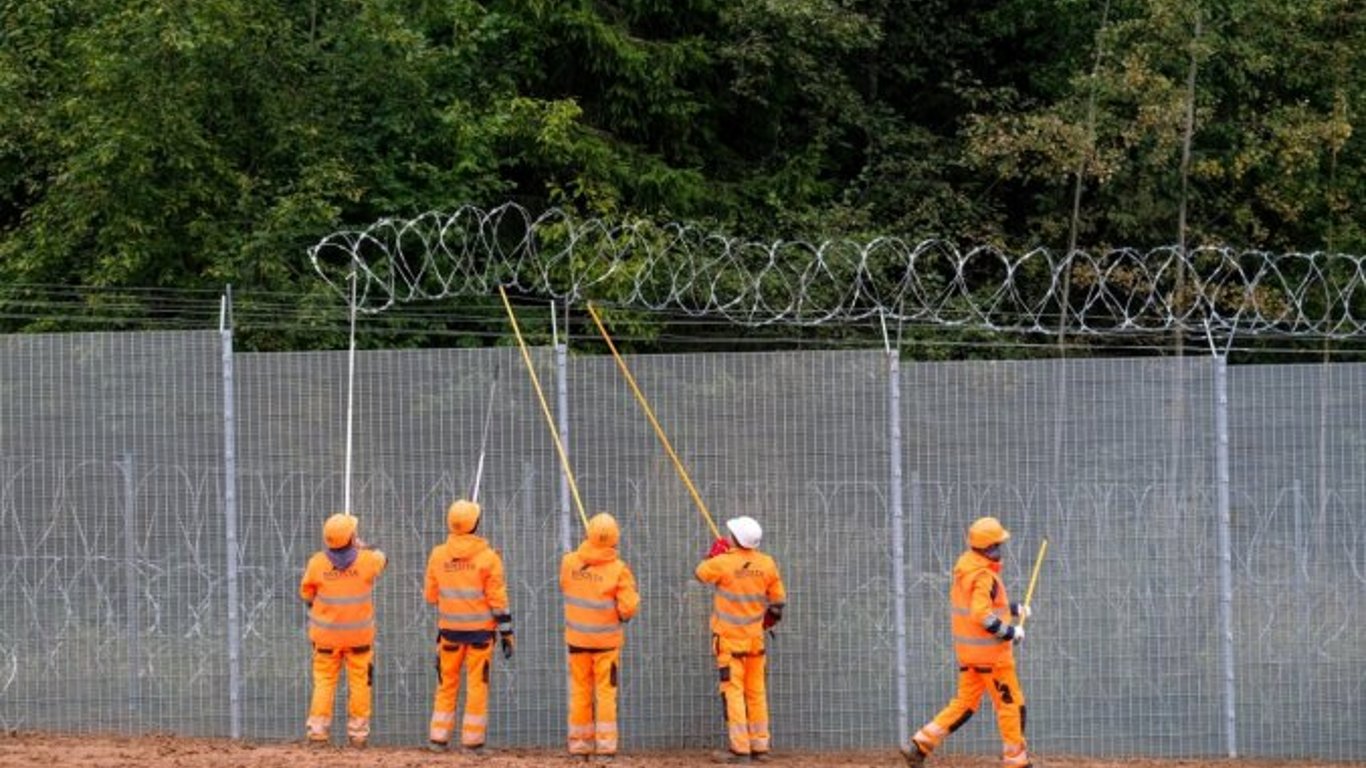 Латвия начала строить четырехметровый забор на границе с Беларусью