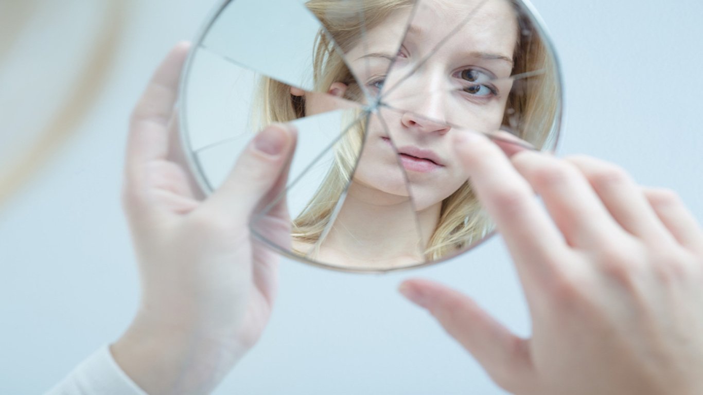 Що робити, якщо розбив дзеркало: п'ять способів уникнути невдачі