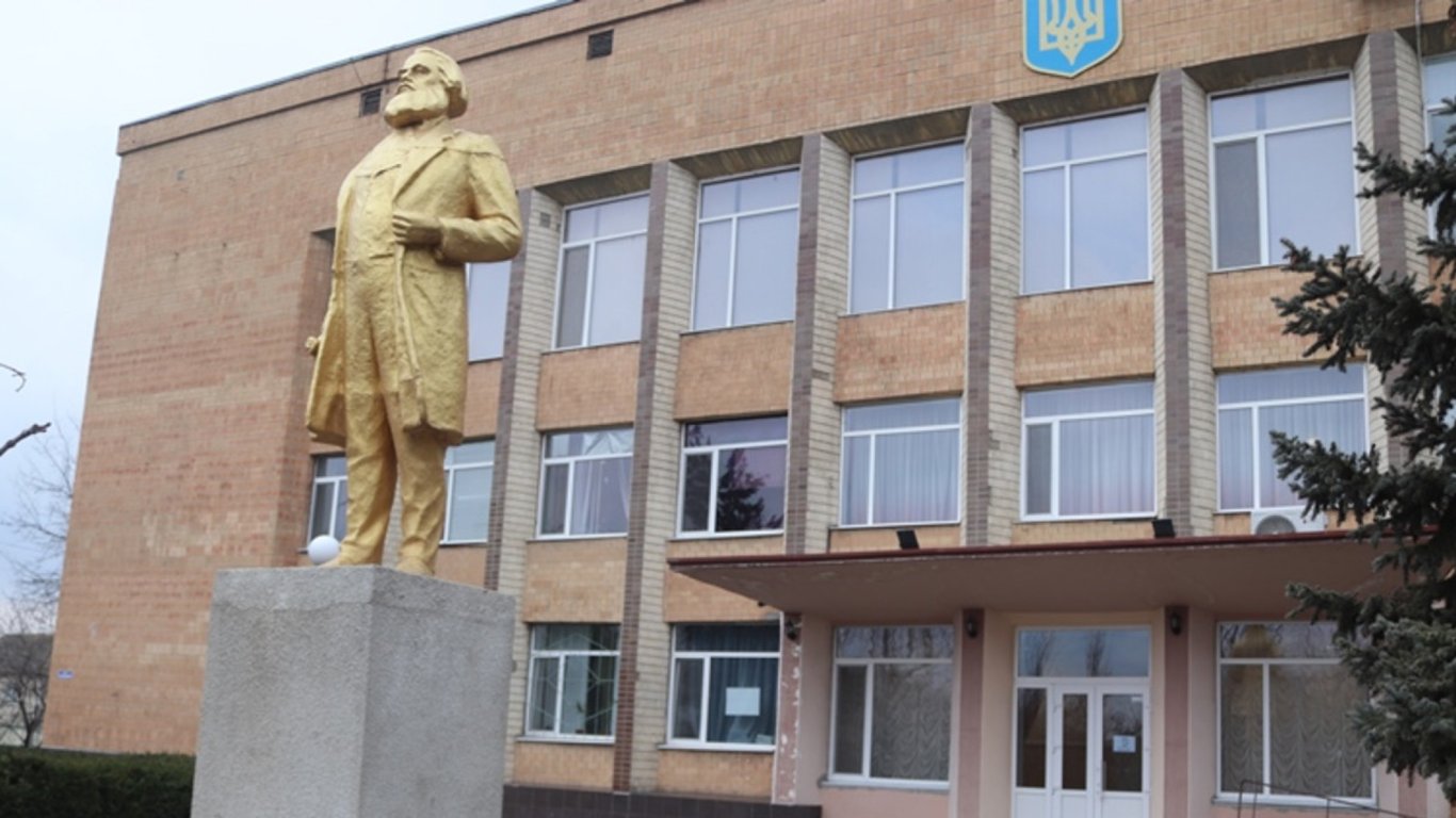 В Одесской области был демонтирован памятник Карлу Марксу