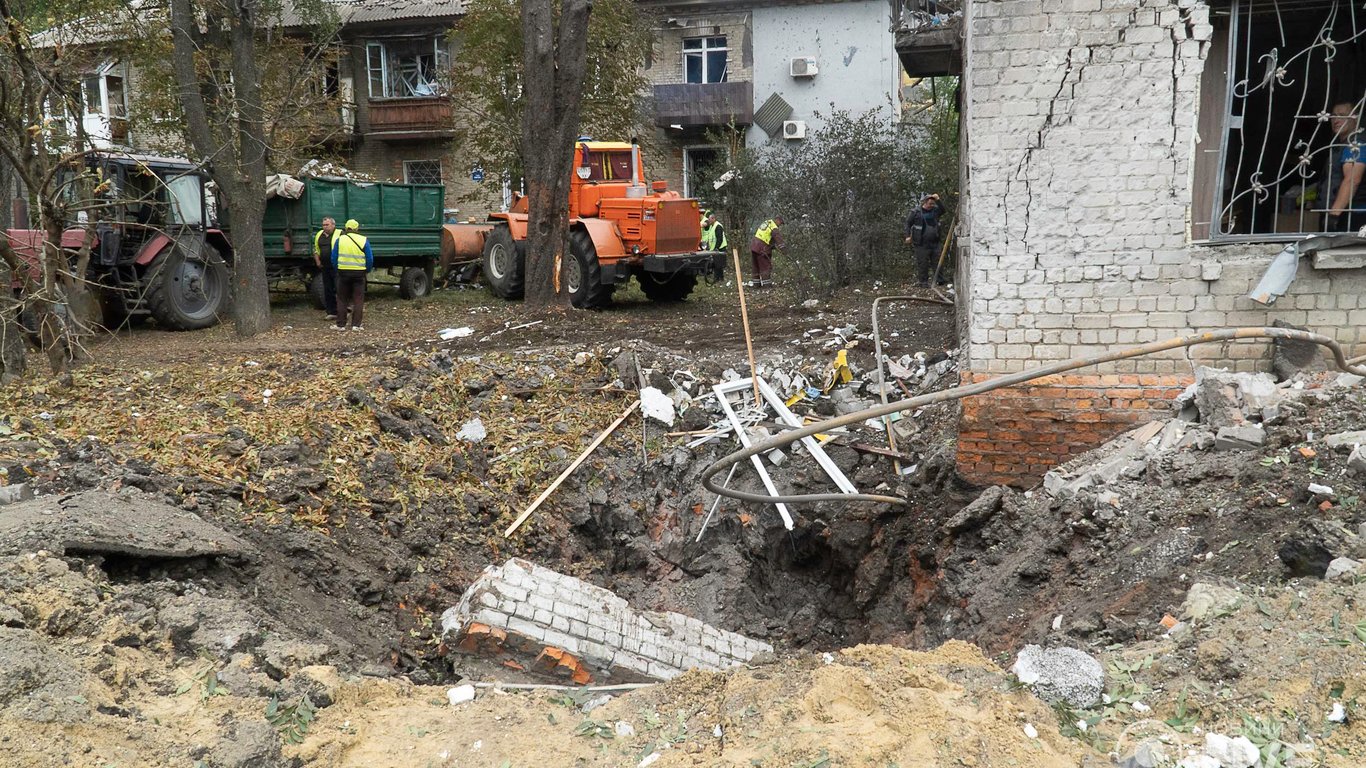 Как выглядит обстрелянный утром Слободской район Харькова: люди в холода без жилья