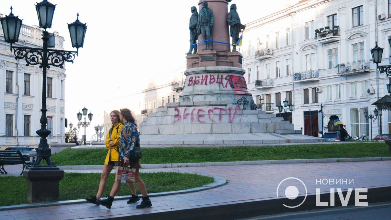 На пам'ятнику Катерині II в Одесі з'явився надпис "вбивця"