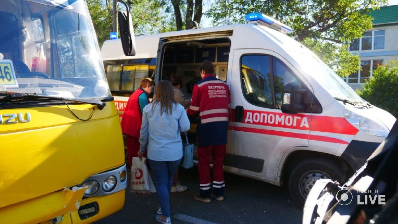 В Одессе автокран протаранил маршрутку: пострадали семь человек (обновлено)