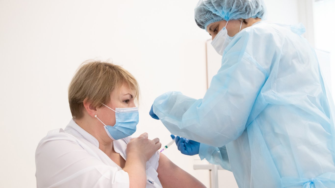 В Украине разрешили вторую бустерную прививку от COVID-19: кому нужно вакцинироваться