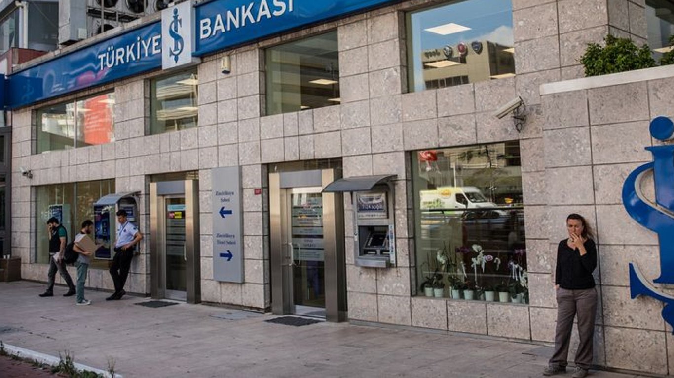 Найбільший приватний банк Туреччини відмовився працювати з платіжною системою рф "Мир", — Bloomberg