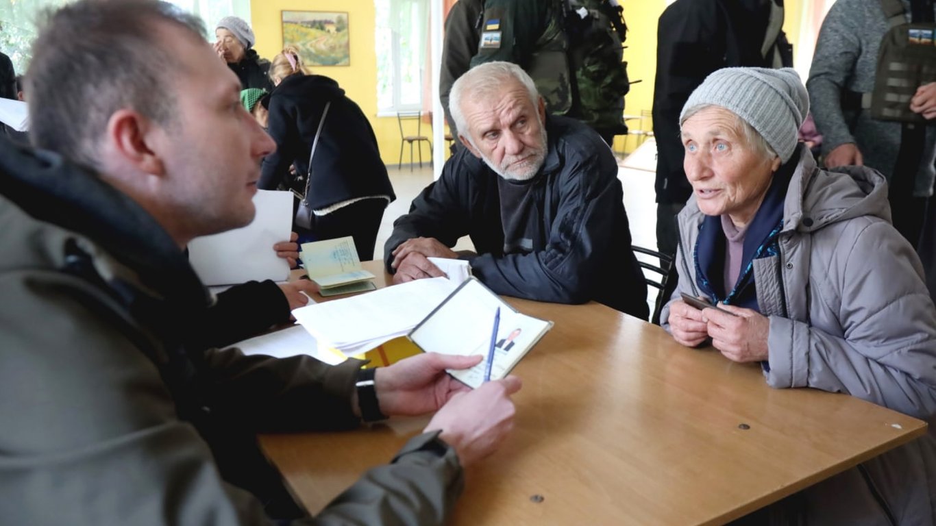 На освобожденной Харьковщине раздают деньги наличными: новый пилотный проект