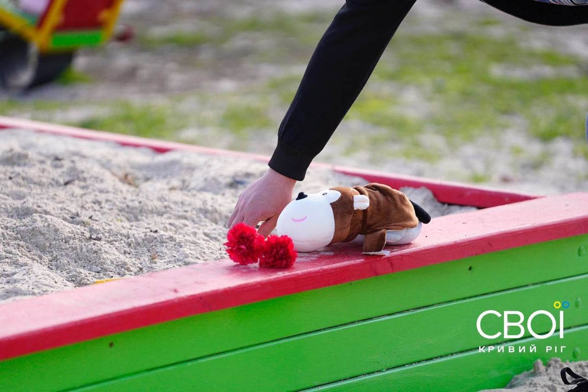 Який вигляд має дитячий майданчик у Кривому Розі після атаки 