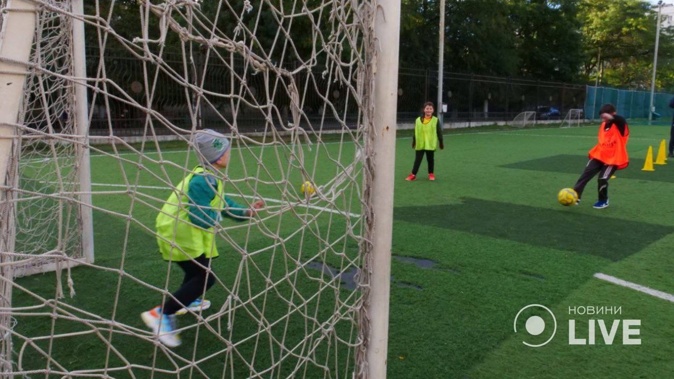 Тиждень масового футболу УЄФА стартував в Одесі майстер-класом для дітей переселенців