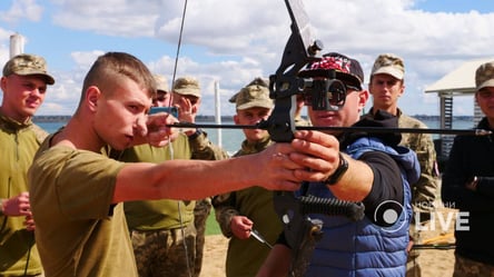 Соревнования ВСУ под Одессой: наши воины показали класс в метании ножей, топора и стрельбы из лука - 285x160