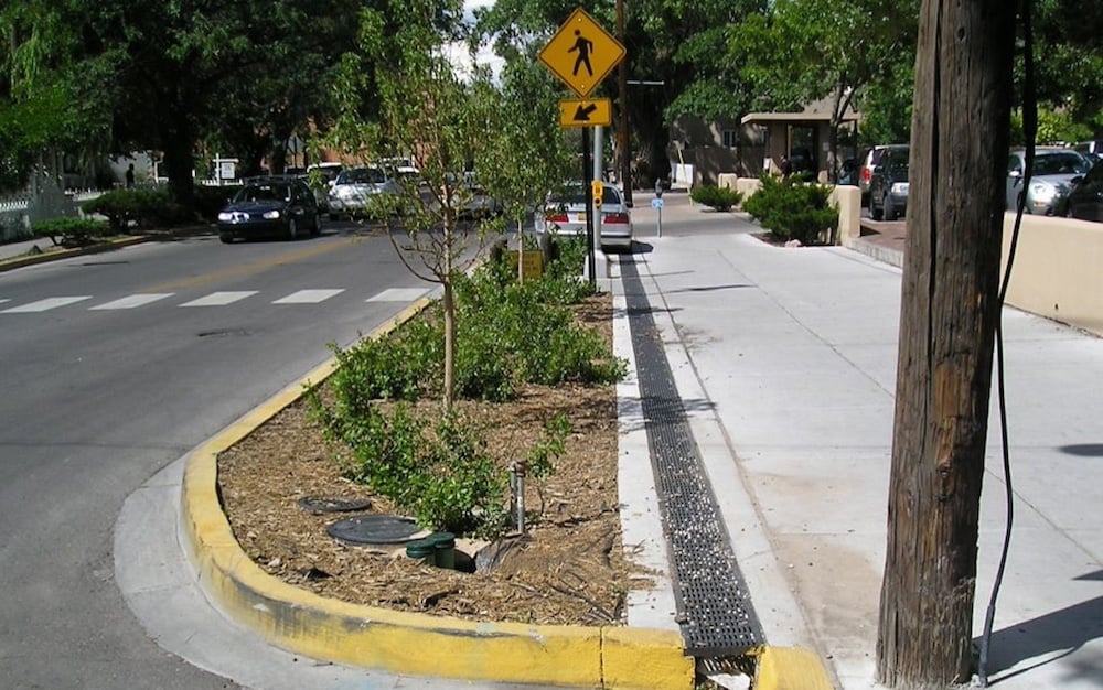 Возле желтого бордюра парковаться надолго нельзя.