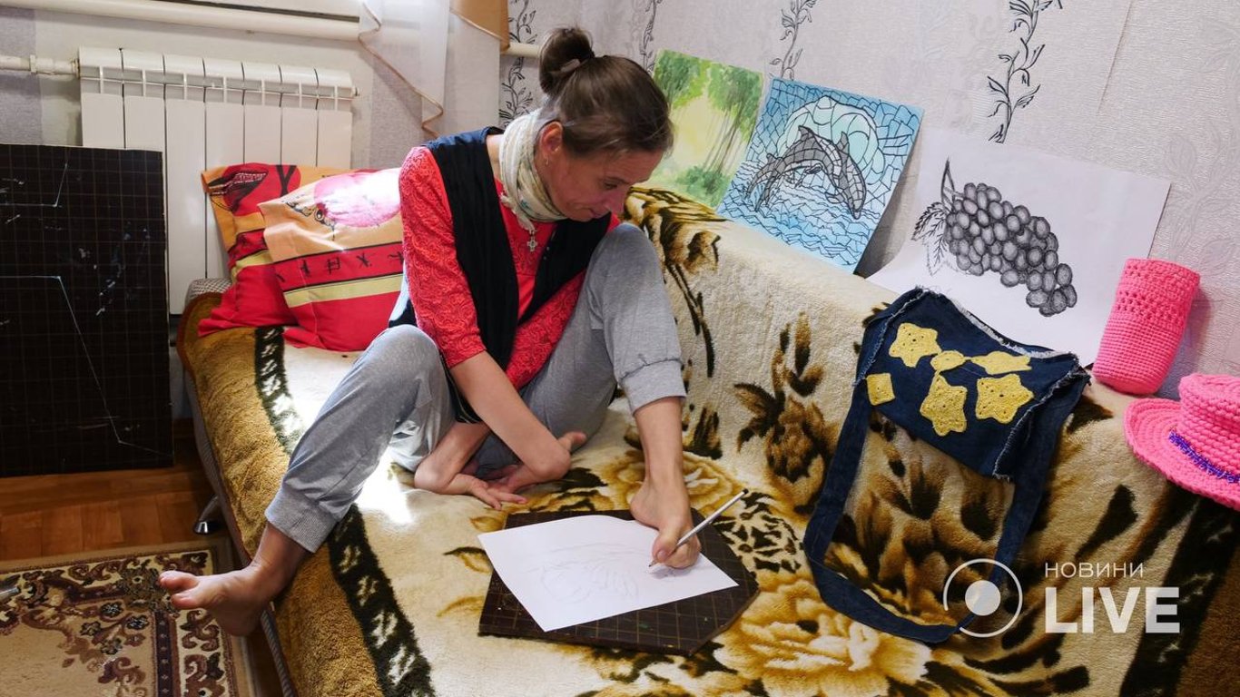 Художница Лилия Бабиенко, рисующая ногами, подготовила десятки художественных работ