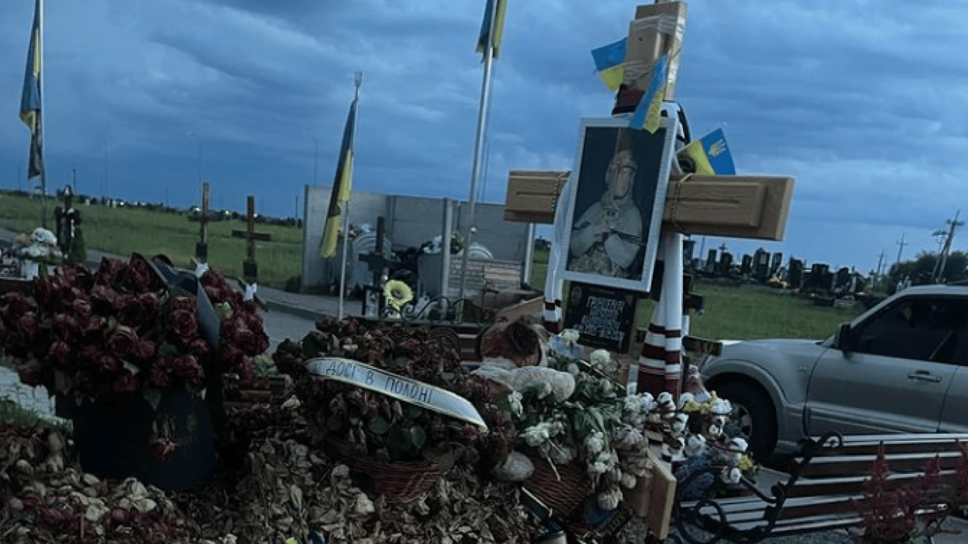 В Виннице неизвестные обокрали могилу самого младшего защитника "Азовстали"