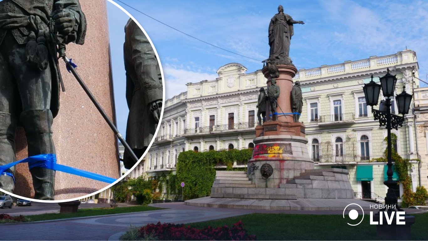 Розфарбований, погнутий та у скотчі: на пам'ятник Катерині II в Одесі знову "напали"