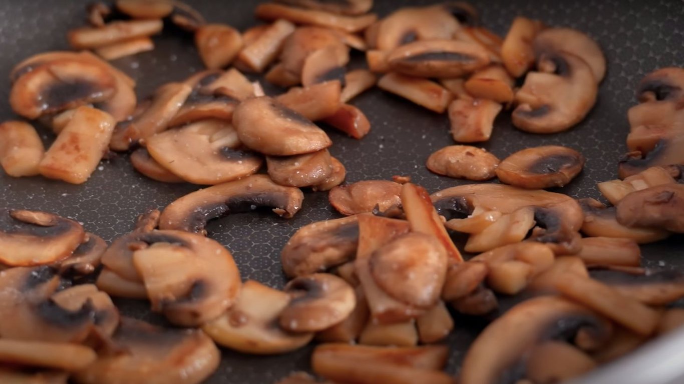 м'ясо по-французьки без духовки з печерицями 