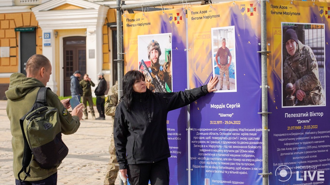 У Києві відкрили виставку "Янголи  Маріуполя" на честь загиблих героїв "Азову": фоторепортаж