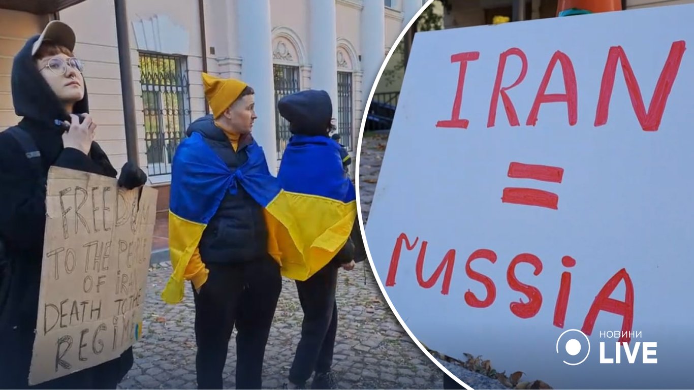 У посольства Ирана в Украине собираются люди