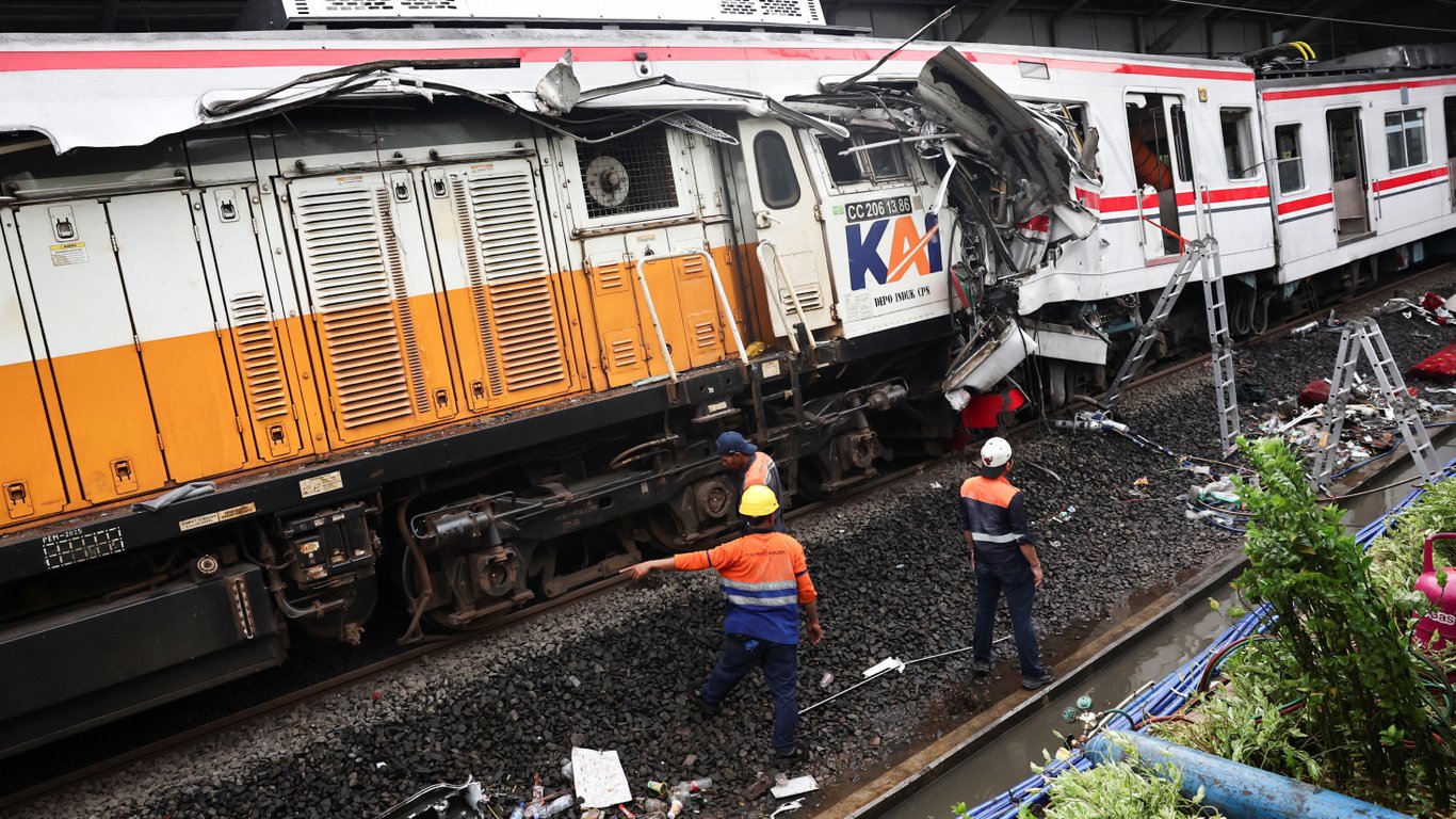 Подвійна аварія в Індонезії: поїзд протаранив таксі, а потім інший склад