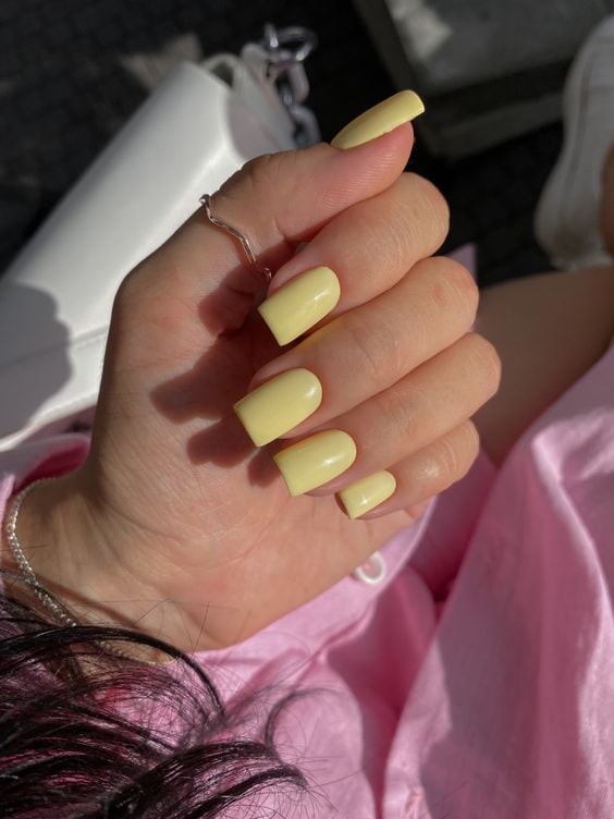 Масляно-желтый маникюр на короткие ногти