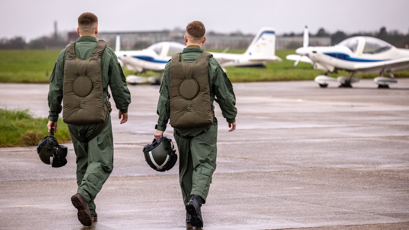 В Британии показали первых украинских пилотов, завершивших базовую летную подготовку