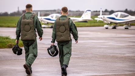 У Британії показали перших українських пілотів, які завершили базову льотну підготовку - 285x160