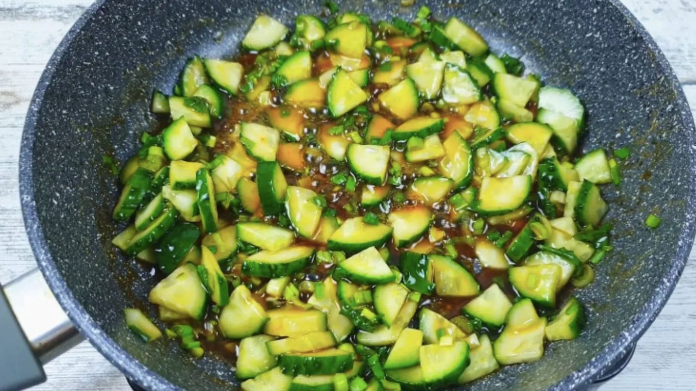 смачний салат з пекінською капустою та огірками 