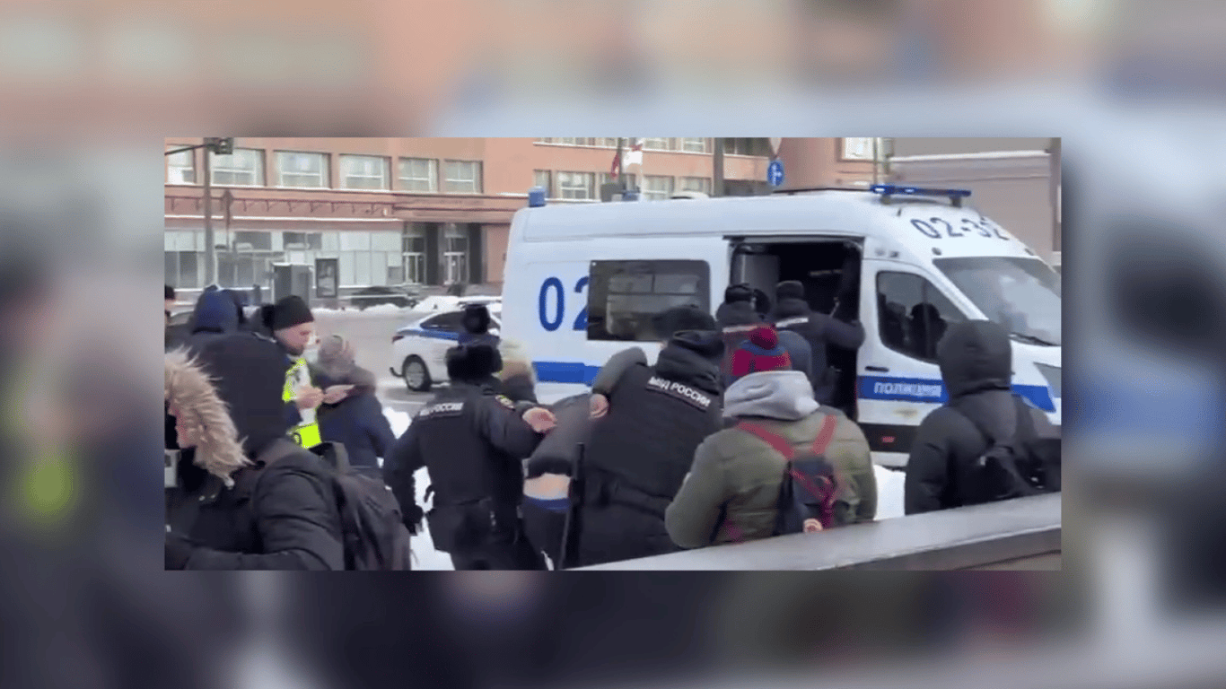 В Москве полиция арестовывает тех, кто пришел к “Стене скорби” почтить память Навального