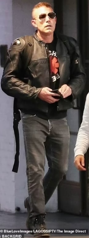 Бен Аффлек вдягнув шкіряну куртку