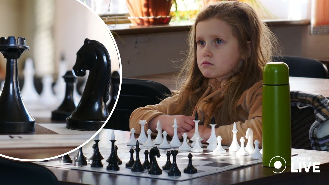 Одесские дети во время тревоги в укрытии играют в шахматы